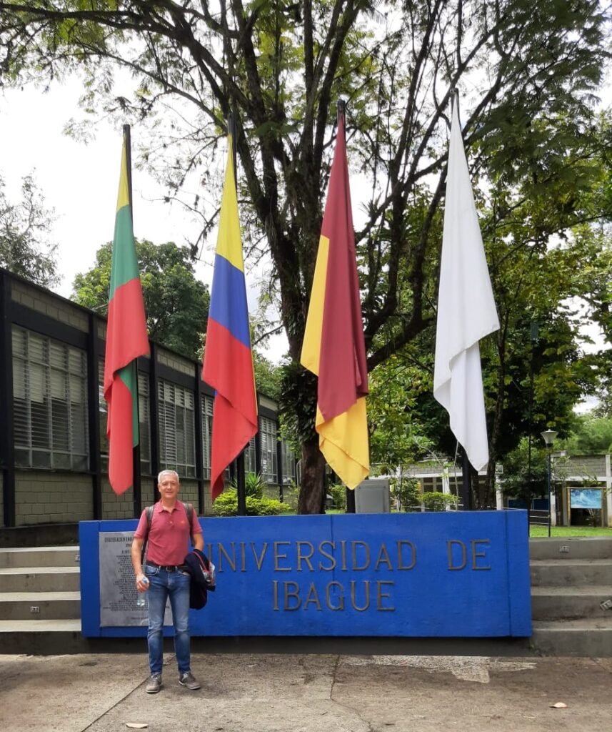 Toni en el campus de la Universidad de Ibagué
